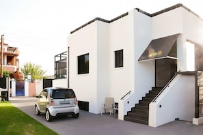 1 bedroom, soundproofing - White and Black Cozy Suite in Aegina (Aegina)