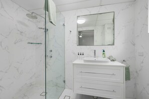 Shower, towels - 3 bedroom unit close to town beach (Port Macquarie)