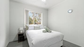 3 bedrooms, desk, iron/ironing board, WiFi