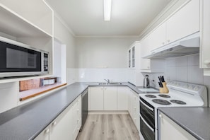 ثلاجة، ميكروويف، فرن، موقد طهي مسطح