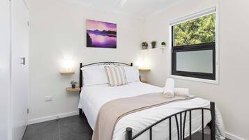 2 bedrooms, iron/ironing board, bed sheets