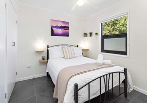 2 عدّة غرف نوم ومكواة/لوح كي وملاءات أسرّة