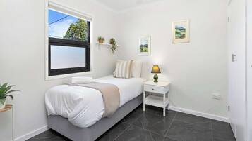 2 عدّة غرف نوم ومكواة/لوح كي وواي فاي وملاءات أسرّة