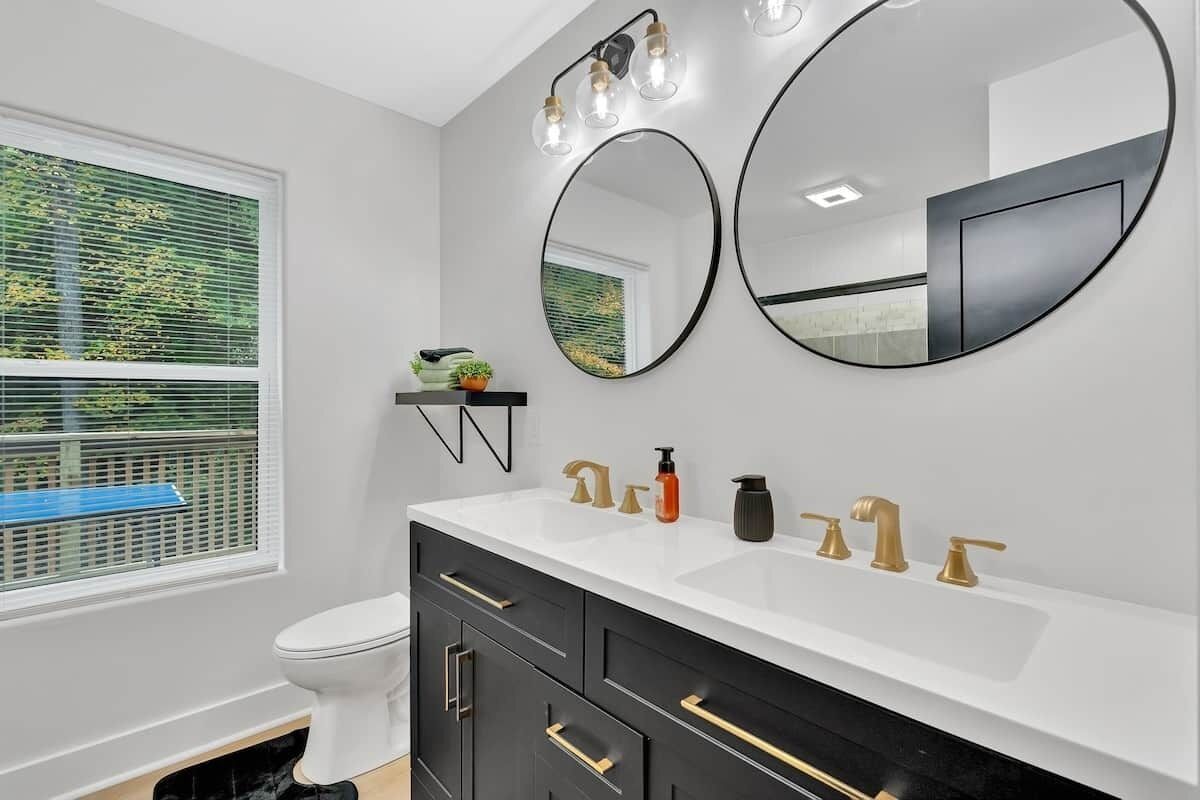 Regadera, secadora de cabello, jabón, papel de baño 