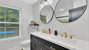 Regadera, secadora de cabello, jabón, papel de baño