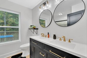 Shower, hair dryer, soap, toilet paper - {•Supercalifragilistic•} (Bristol)