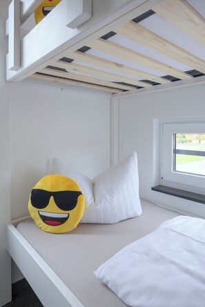 2 bedrooms, WiFi, bed sheets
