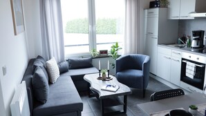 Una cocina moderna con comedor, un sofá y una silla.