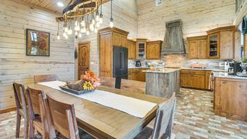 House (5 Bedrooms) | Interior
