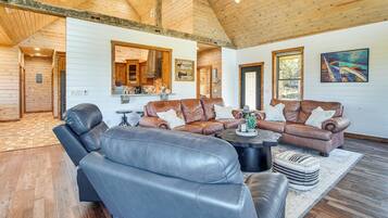 House (5 Bedrooms) | Interior