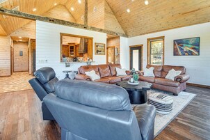 House (5 Bedrooms) | Interior