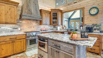 House (5 Bedrooms) | Interior