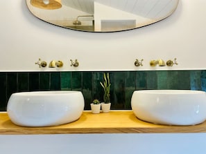 Deluxe Room, Garden View | Bathroom