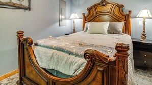A wooden four-poster bed with a quilt, two bedside lamps, and a nightstand with a lamp. - 1 Mi to Greers Ferry Lake! Outdoor Adventure Base (Higden)