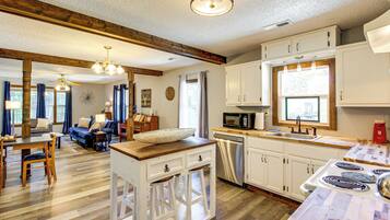 House (3 Bedrooms) | Interior