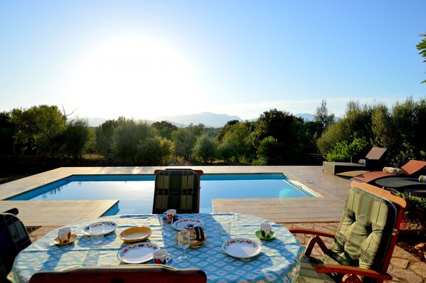 تناول الطعام بالخارج