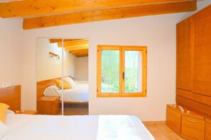 2 bedrooms, free cots/infant beds, bed sheets