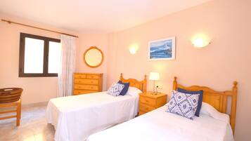 2 bedrooms, free cribs/infant beds, bed sheets