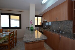 ميكروويف، ماكينة لصنع القهوة/الشاي، كرسي للأطفال