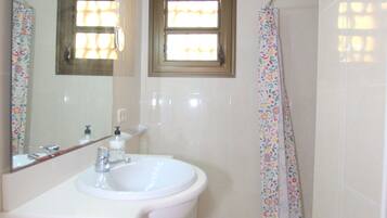 Buồng tắm vòi sen, khăn tắm