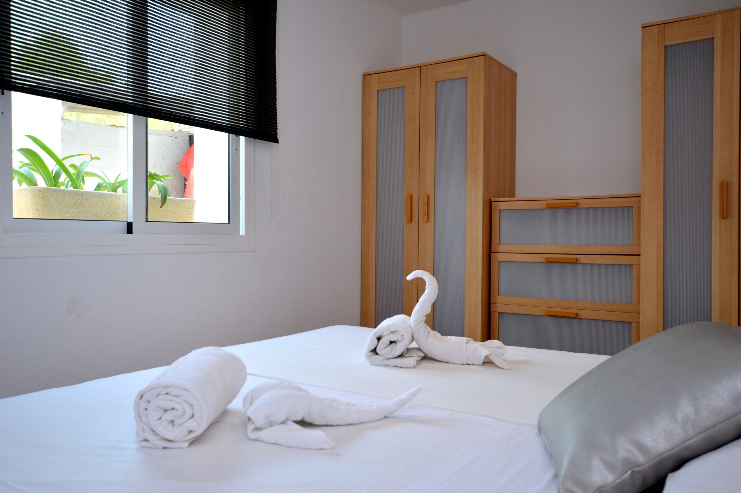 Free cots/infant beds, bed sheets