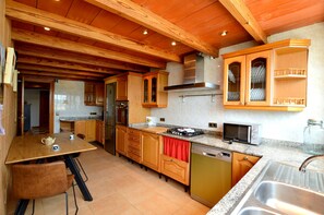 Lò vi sóng, máy rửa bát, dụng cụ pha cà phê/trà, ghế cao cho trẻ em 