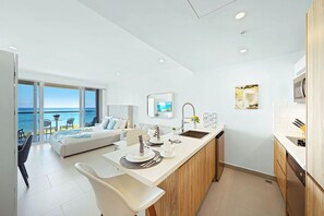 Kühlschrank, Mikrowelle, Herdplatte, Geschirrspüler