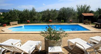 Finca con Piscina y Vistas a las Sierra