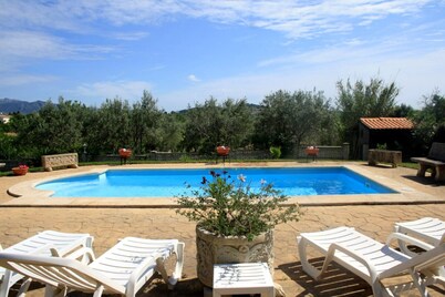 Finca con Piscina y Vistas a las Sierra