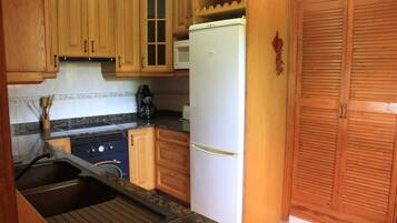 Een microgolfoven, een koffiezetapparaat/waterkoker, een kinderstoel