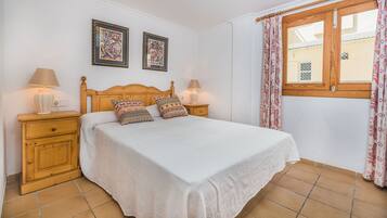 4 bedrooms, bed sheets