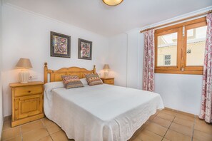 4 bedrooms, bed sheets