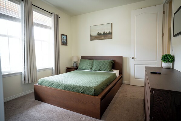 Escritorio, tabla de planchar con plancha, cuna de viaje y wifi gratis 