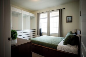 Escritorio, tabla de planchar con plancha, cuna de viaje y wifi gratis