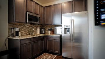 Frigorífico, microondas, cafetera o tetera y tostadora