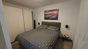 Bügeleisen/Bügelbrett, kostenloses WLAN, Bettwäsche