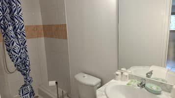 Ducha, artículos de tocador gratuitos, toallas, jabón