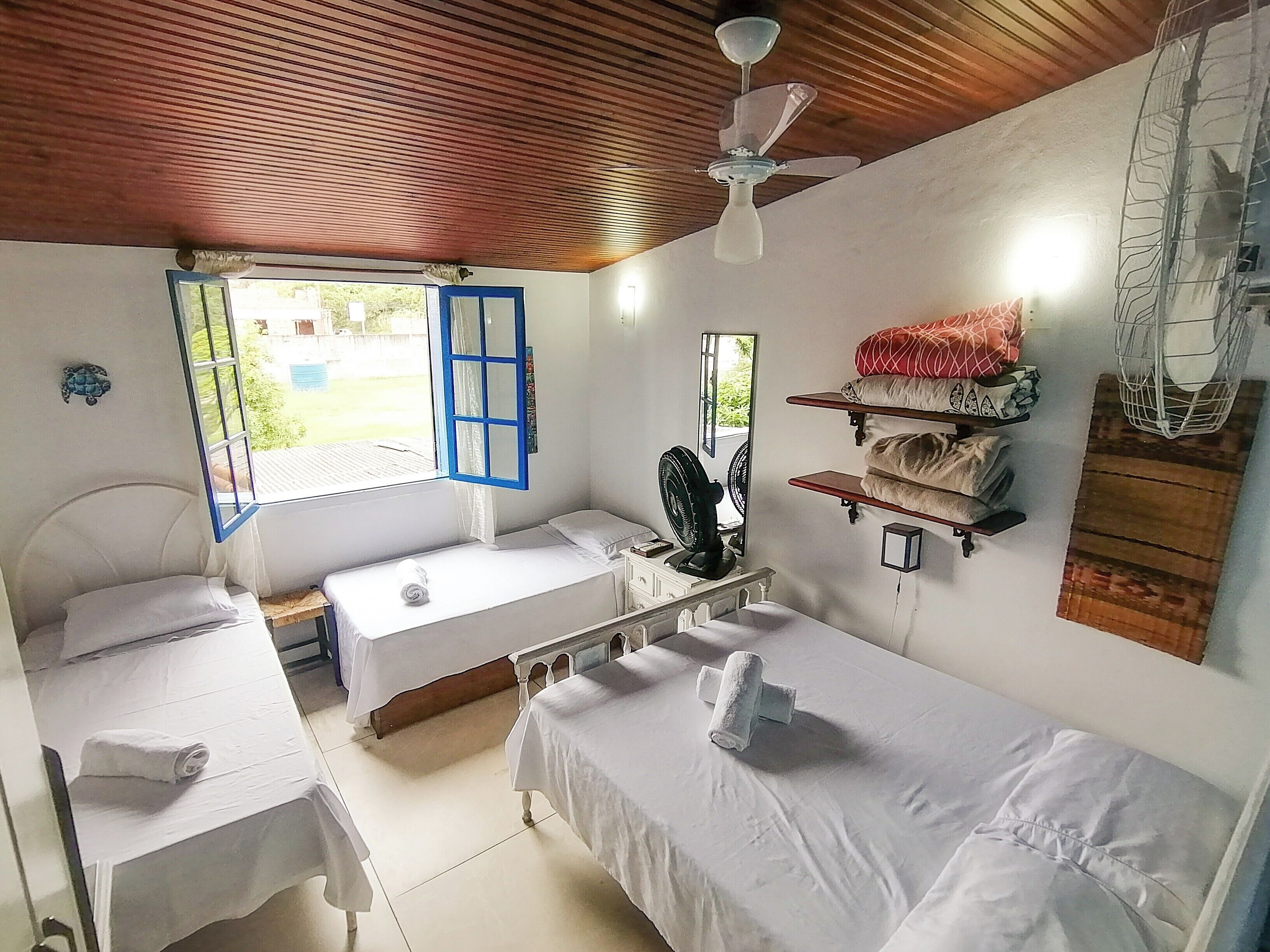 2 quartos, ferros/tábuas de passar roupa, Wi-Fi, roupa de cama