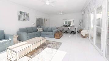 Una Smart TV, una chimenea, una mesa de tenis de mesa