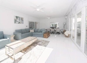 Smart TV, fireplace, table tennis