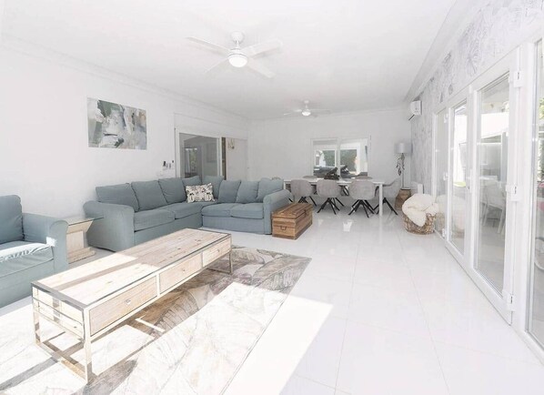 Smart TV, fireplace, table tennis