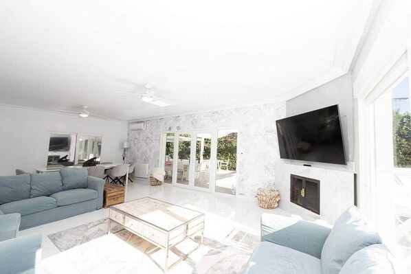 Smart TV, fireplace, ping pong