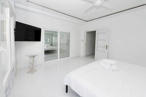 5 bedrooms, iron/ironing board, free WiFi, bed sheets