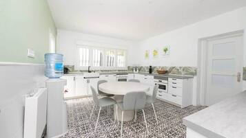 Frigorífico, microondas, horno y placa de cocina