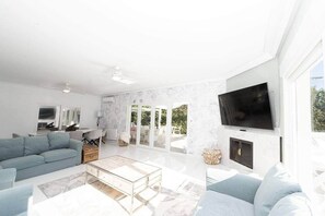 Smart TV, chimenea y tenis de mesa