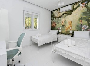 5 bedrooms, iron/ironing board, free WiFi, bed sheets