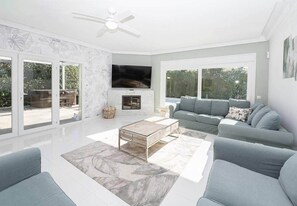 Smart TV, fireplace, table tennis
