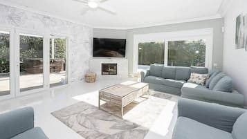 Smart-tv, een open haard en een tafeltennistafel