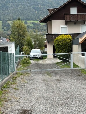 المنطقة المحيطة بالمنشأة