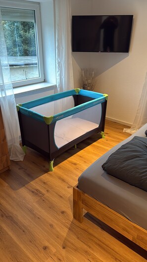 Vauvan matkasänky, ilmainen Wi-Fi, vuodevaatteet, pääsy pyörätuolilla